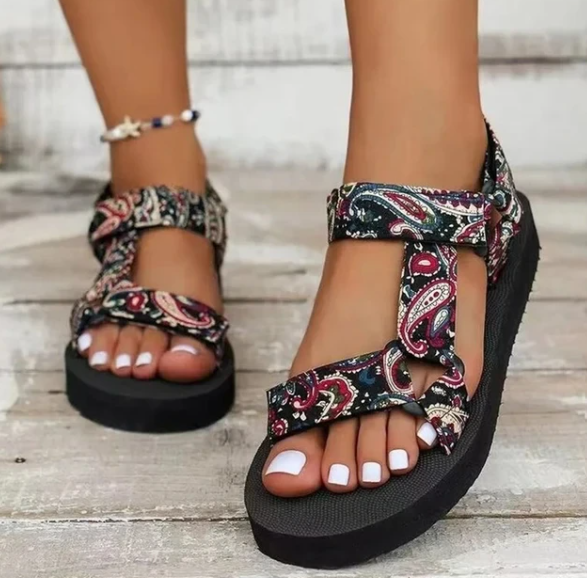 Floral Fantasy: Omarm het seizoen in stijl met onze zomersandalen